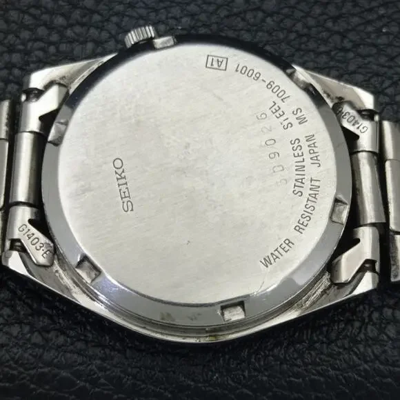 Vintage 1977 Seiko Automatic Mens Silver Watch W/daydate & Red accents - Picture 8 of 10